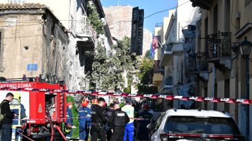Έκρηξη στην Πλάκα: Πατζούρι από το κτήριο κρέμεται πάνω από το δρόμο
