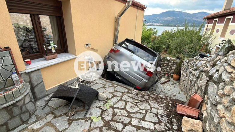 Καστοριά: Αυτοκίνητο «προσγειώθηκε» σε αυλή σπιτιού – Τύχη βουνό είχαν η ιδιοκτήτρια και το 9χρονο παιδί της