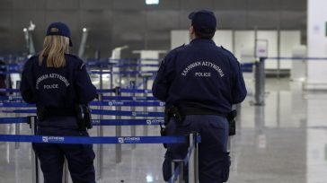 Συνελήφθη 40χρονος που κατείχε πλήθος λαθραίων καπνικών προϊόντων στον Διεθνή Αερολιμένα Αθηνών