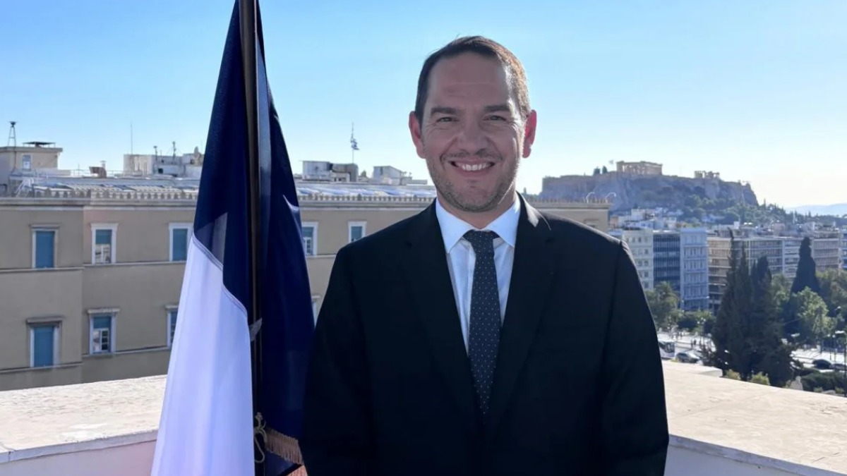 Αυτοσυστήνεται ο νέος πρέσβης της Γαλλίας στην Ελλάδα: Βίντεο – έκπληξη στα ελληνικά από τους κήπους της γαλλικής διπλωματικής αντιπροσωπείας