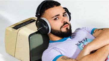 «Μαζί κι αντίθετα»: Ο Ακύλας σε μια μπαλάντα έκπληξη