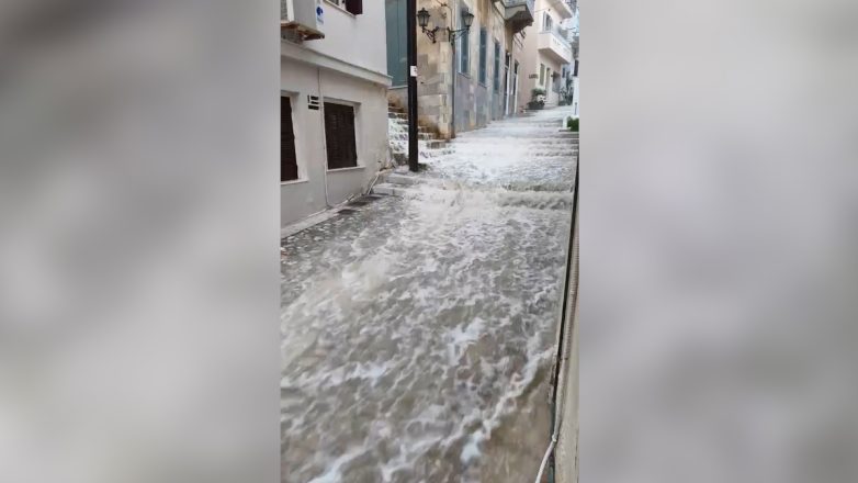 Σύρος: Ισχυρή καταιγίδα έπληξε το νησί Σύρος: Ισχυρή καταιγίδα έπληξε το νησί
