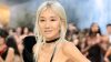 Vera Wang: Ποζάρει στα 77 της χρόνια από το κρεβάτι χωρίς ίχνος μακιγιάζ!