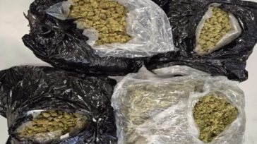 Λάρισα: Πέταξαν στον δρόμο σάκο με 4,5 κιλά κάνναβη για να ξεφύγουν από την ΕΛ.ΑΣ