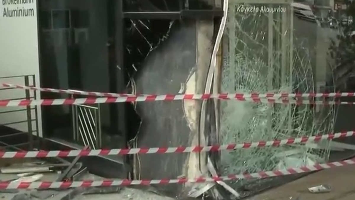 Αυτοκίνητο «καρφώθηκε» σε τζαμαρία καταστήματος στην Κηφισίας