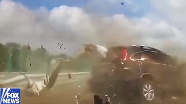 Μητέρα και παιδί εκτοξεύονται από SUV σε τρομακτικό τροχαίο – Δείτε γιατί η ζώνη σώζει ζωές (Βίντεο)