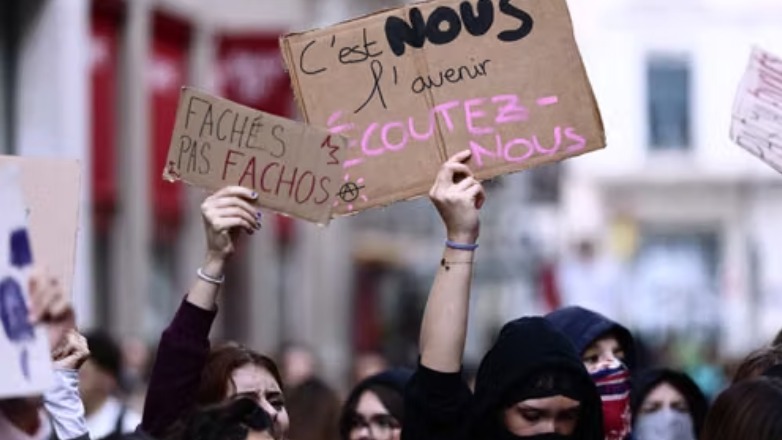 Διαβάζουμε στο πρόχειρο πλακάτ. "Εμείς είμαστε το μέλλον. Ακούστε μας"