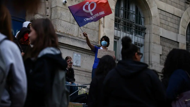 Μπροστά από το περίφημο Λύκειο "Voltaire" στο Παρίσι την Παρασκευή 2 Οκτωβρίου