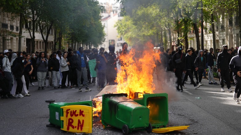 Μαθητές καίνε κάδους απορριμμάτων