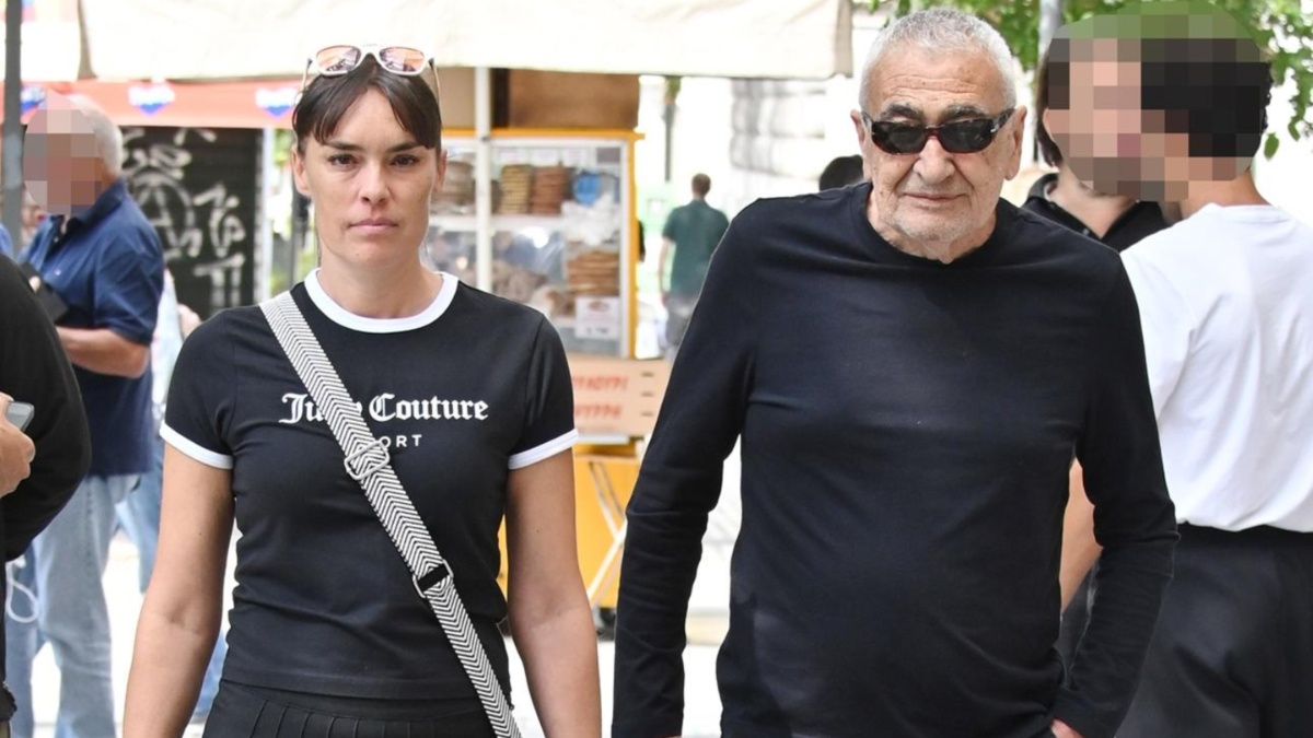 Γιώργος Βογιατζής: Σπάνια δημόσια εμφάνιση με τη σύζυγό του, Ντιάνα Σκόριτς στο κέντρο της Αθήνας