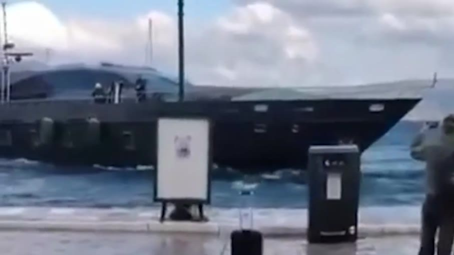 Ύδρα: Θαλαμηγός δίνει «μάχη» με τα μποφόρ για να δέσει στο λιμάνι