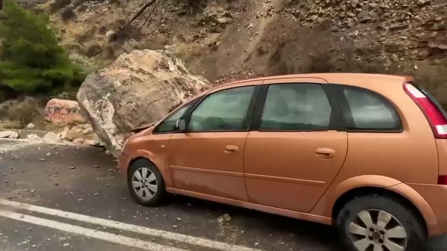 Βράχος έπεσε σε κινούμενο όχημα στην Κρήτη