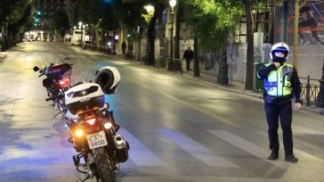 Σπάτα: Όχημα παρέσυρε τροχονόμο και τον τραυμάτισε ελαφρά