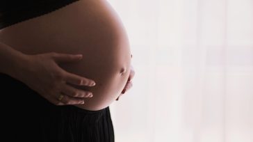 Λαύριο: 23χρονη έγκυος κατήγγειλε τον πρώην της για απειλές και παρακολούθηση