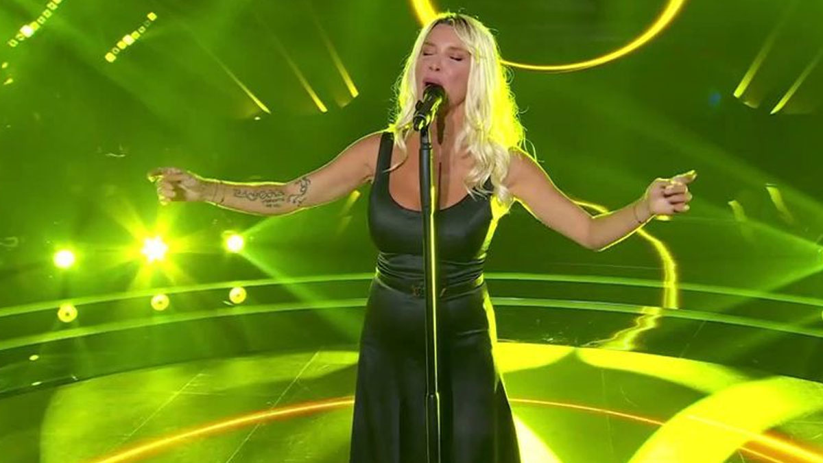 The Voice: Η Πάολα έγινε η νέα κριτής – Λύγισε στη σκηνή για τον Μαζωνάκη