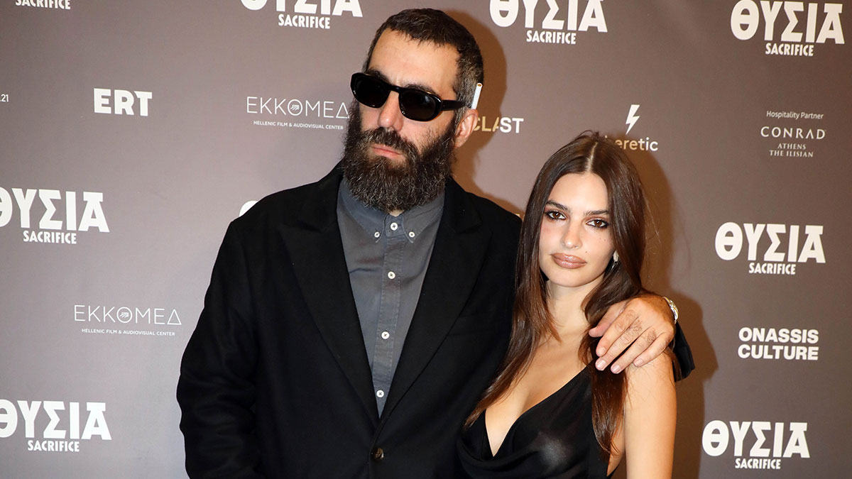 Emily Ratajkowski: Η σέξι εμφάνιση στο πλευρό του Romain Gavras στην ελληνική πρεμιέρα της ταινίας «Sacrifice»