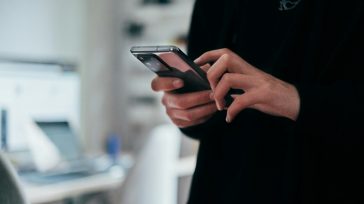 Για νέες απάτες μέσω SMS με δήθεν πρόστιμα του ΚΟΚ προειδοποιεί η ΕΛ.ΑΣ.