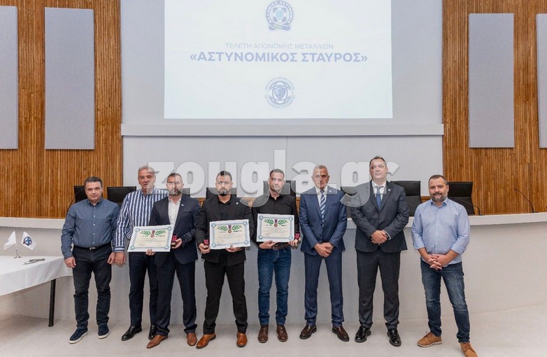 Οι αστυνομικοί που βαρβεύθηκαν. Στη φωτογραφία διακρίνεται επίσης ο Διευθυντής της Διεύθυνσης Αντιμετώπισης Οργανωμένου Εγκλήματος (Δ.Α.Ο.Ε. / αποκαλούμενη και «ελληνικό FBI»), Υποστράτηγος Φώτης Ντουίτσης και δίπλα του ο Διευθυντής της Δίωξης Εκβιαστών, Νίκος Νταβαρίνος