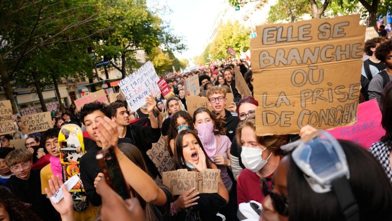 Γαλλία: Πάνω από 250.000 μαθητές και εκπαιδευτικοί βγήκαν στους δρόμους