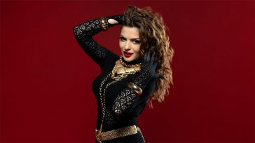 Ρούλα Παπαθανασίου: Επιμένει λαϊκά με το τραγούδι «Μου τηλεφωνήσαν»
