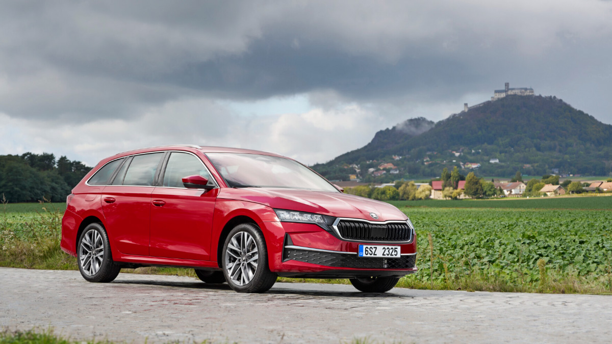 Skoda Octavia: Γίνεται το πρώτο μοντέλο της μάρκας με full hybrid αυτοφορτιζόμενο σύστημα