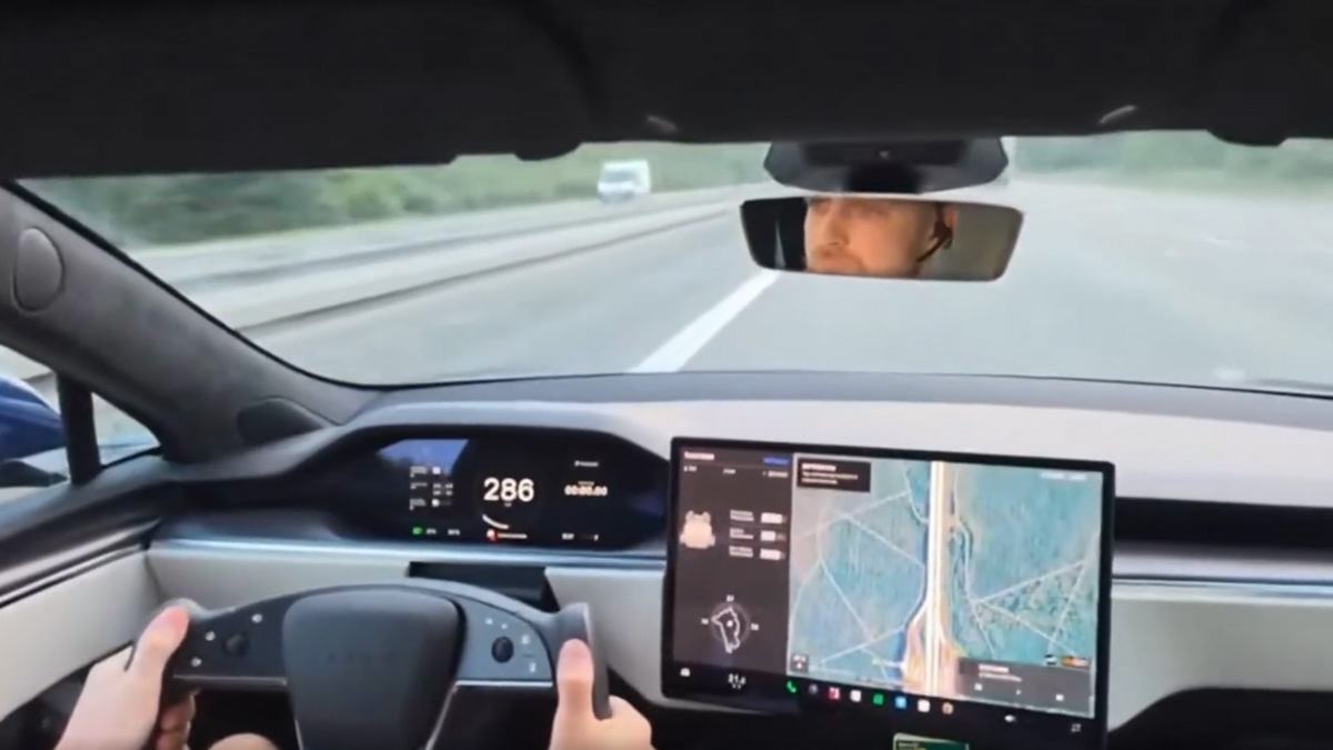 Η στιγμή που Tesla Model S Plaid παθαίνει λάστιχο πηγαίνοντας με 286χλμ./ώρα (Βίντεο)
