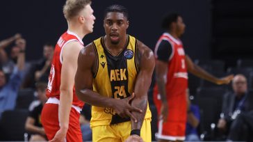 Απίθανη ανατροπή από την ΑΕΚ, 95-93 τη Σαλόν
