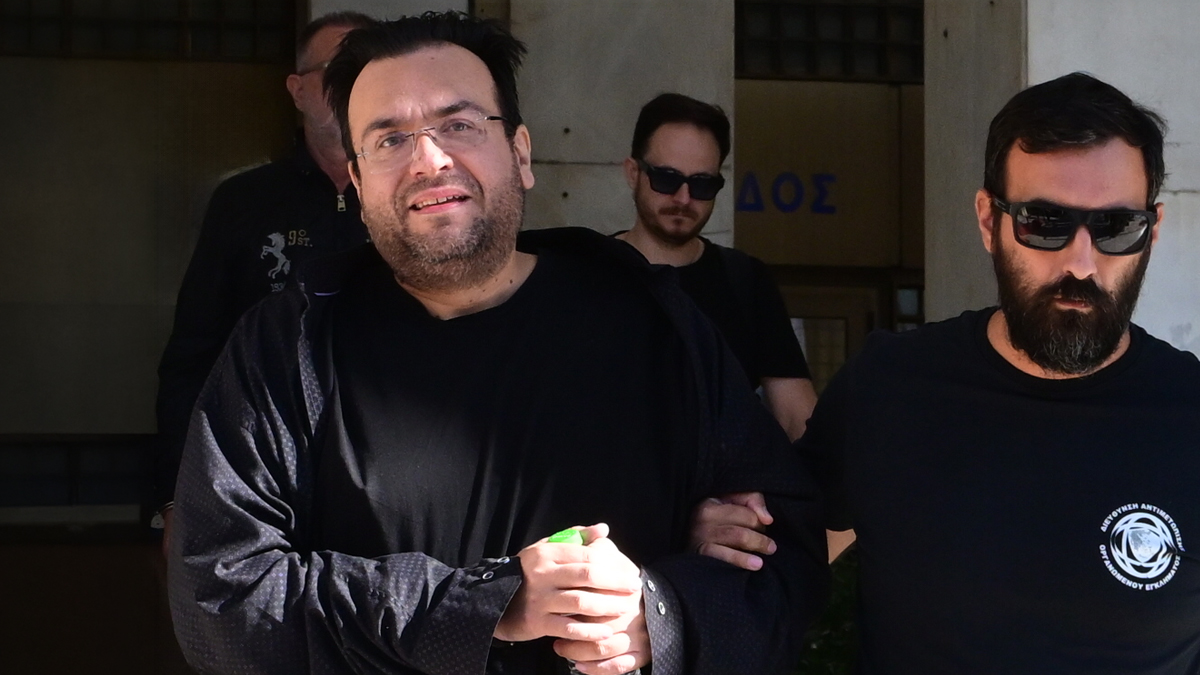 Καμπούρης: Οι διάλογοι που τον «καίνε», τα χαμηλά εισοδήματα που δήλωνε και οι αναλήψεις εκατομμυρίων