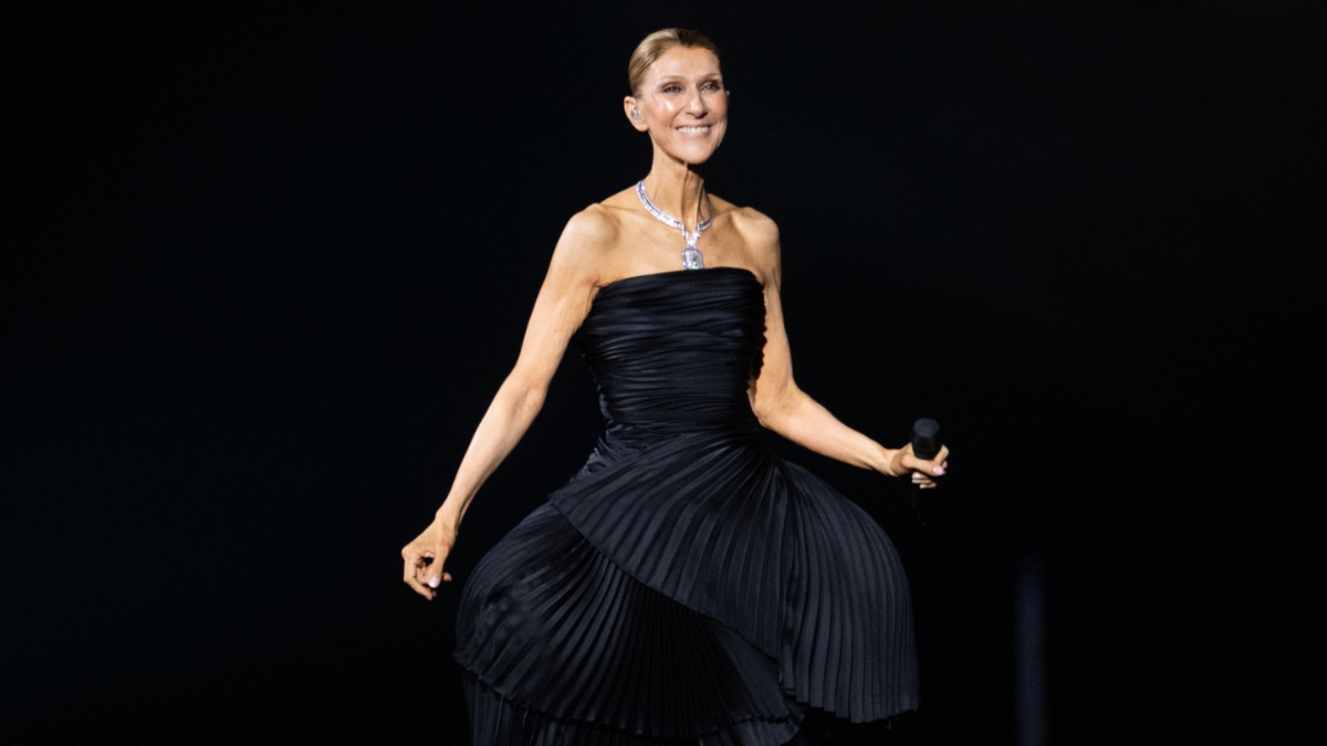 Céline Dion: Ατύχημα σε συναυλία της στο Παρίσι – Έχασε την ισορροπία της και έπεσε στη σκηνή