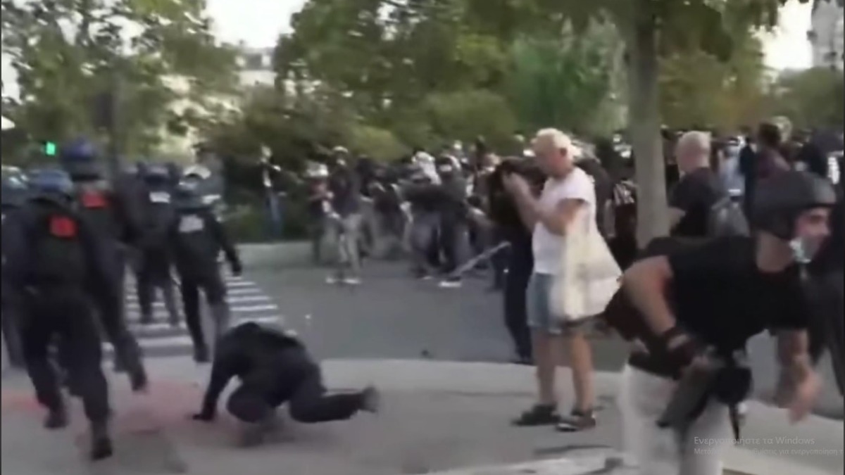 Διαδηλωτής έβαλε… τρικλοποδιά σε αστυνομικό στο Παρίσι Διαδηλωτής έβαλε… τρικλοποδιά σε αστυνομικό στο Παρίσι