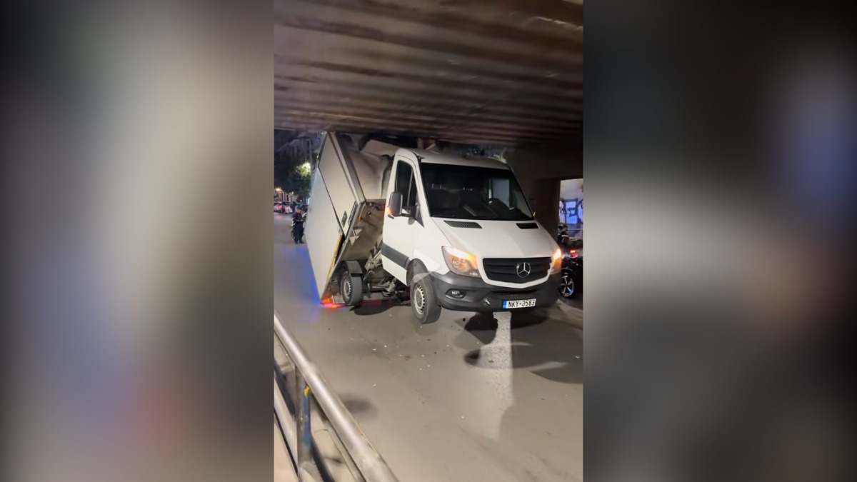 Θεσσαλονίκη: Φορτηγό πάνω σε γερανό «σφήνωσε» στη γέφυρα Αγίων Πάντων
