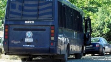 Θεσσαλονίκη: Νεκρός 42χρονος αστυνομικός από πυροβόλο όπλο σε υπηρεσιακό λεωφορείο της ΕΛΑΣ