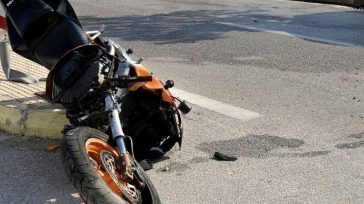 Σοβαρό τροχαίο στη Λεωφόρο Θηβών με εκτροπή μοτοσικλέτας