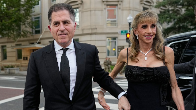 Ο Michael Dell και η σύζυγός του Susan Dell, περπατούν προς τον Λευκό Οίκο για να παραστούν σε επίσημο δείπνο που παρατέθηκε για τον Πρόεδρο της Κίνας Xi Jinping, την Πέμπτη 24 Σεπτεμβρίου 2026, στην Ουάσινγκτον.