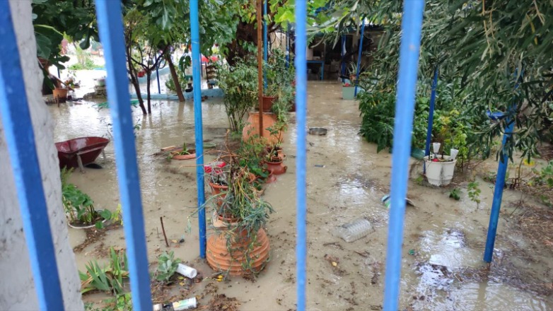 Ποτάμια έγιναν τα σοκάκια στον Μόλυβο Λέσβου Ποτάμια έγιναν τα σοκάκια στον Μόλυβο Λέσβου