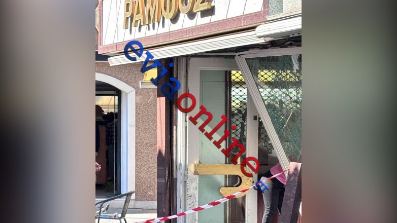 Χαλκίδα: «Μπούκαραν» με αυτοκίνητο σε χρυσοχοείο και άρπαξαν κοσμήματα Χαλκίδα: «Μπούκαραν» με αυτοκίνητο σε χρυσοχοείο και άρπαξαν κοσμήματα