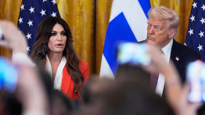 Την πόρτα της εξόδου δείχνει ο Τραμπ στη Γκιλφόιλ Την πόρτα της εξόδου δείχνει ο Τραμπ στη Γκιλφόιλ