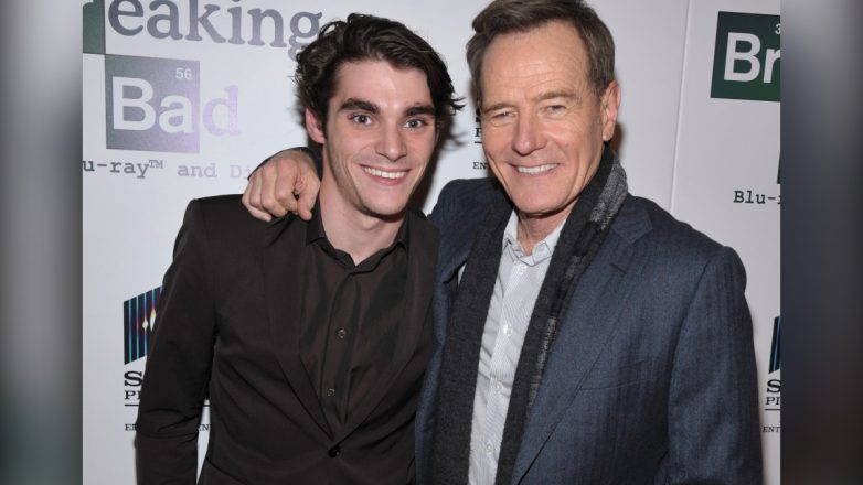 «Θα μου λείψεις, γιε μου»: Ο Bryan Cranston και οι φίλοι του από το Breaking Bad αποχαιρετούν τον RJ Mitte «Θα μου λείψεις, γιε μου»: Ο Bryan Cranston και οι φίλοι του από το Breaking Bad αποχαιρετούν τον RJ Mitte