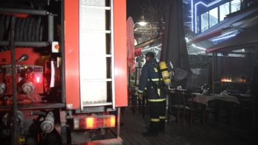 Κατάρρευση σοφίτας και εκρήξεις από φωτιά σε κατοικία στην Αρτέμιδα