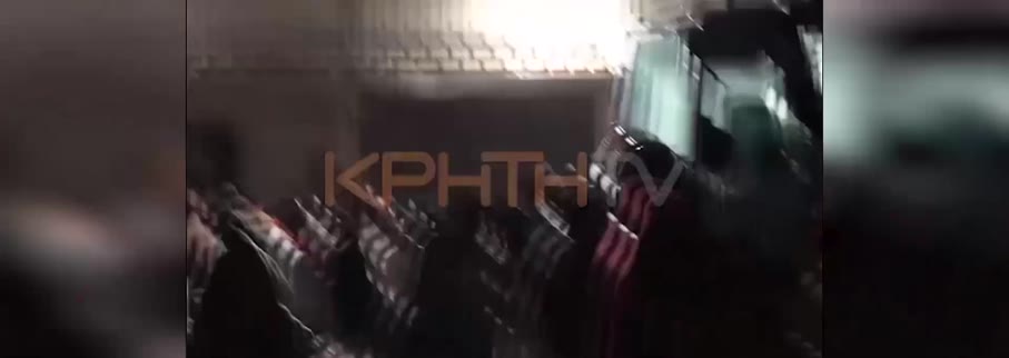 Ξυπόλητοι στη νεροποντή πάνω σε χαρτόκουτα – Άθλιες εικόνες μεταναστών που βρίσκουν καταφύγιο σε νταλίκες