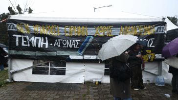Μπλόκο στους τεχνικούς τηλεόρασης στη Λάρισα: Εκτός οικίσκου ενόψει της δίκης των Τεμπών