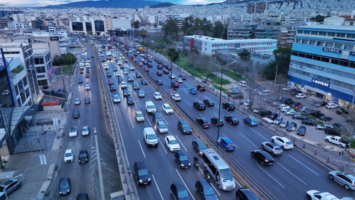 Σύγκρουση στη λεωφόρο Αθηνών – Μποτιλιάρισμα σε Κηφισό, Κηφισίας και Αττική Οδό
