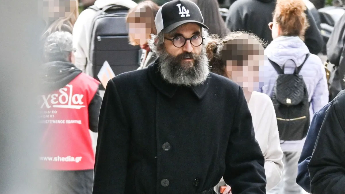 Άρης Σερβετάλης: Νέα εμφάνιση με μακριά γκρίζα μαλλιά και μούσια – Η εξομολόγηση για την πίστη και τη σύζυγό του