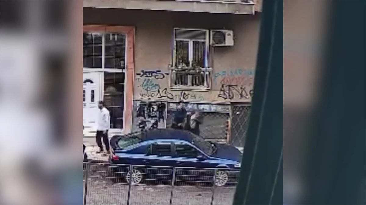 Βίντεο δείχνει τη βίαιη επίθεση και ληστεία σε βάρος ηλικιωμένου στον Άγιο Παντελεήμονα Βίντεο δείχνει τη βίαιη επίθεση και ληστεία σε βάρος ηλικιωμένου στον Άγιο Παντελεήμονα