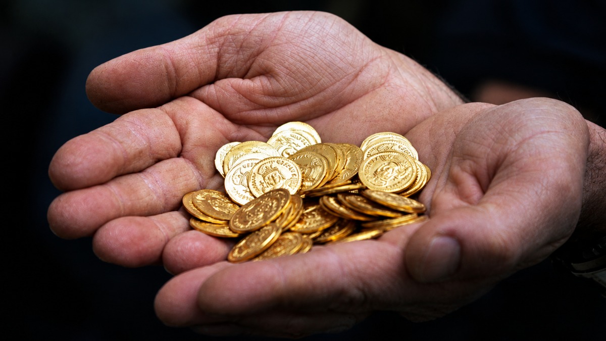 Για ώρες έβαζε τις 4.766 χρυσές λίρες η ηλικιωμένη σε σακούλες Για ώρες έβαζε τις 4.766 χρυσές λίρες η ηλικιωμένη σε σακούλες