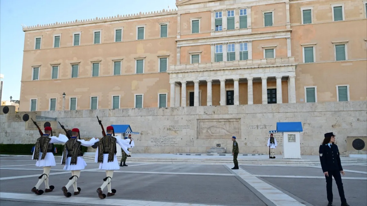 Από άσφαλτο σε μάρμαρο στο Μνημείο του Αγνώστου Στρατιώτη