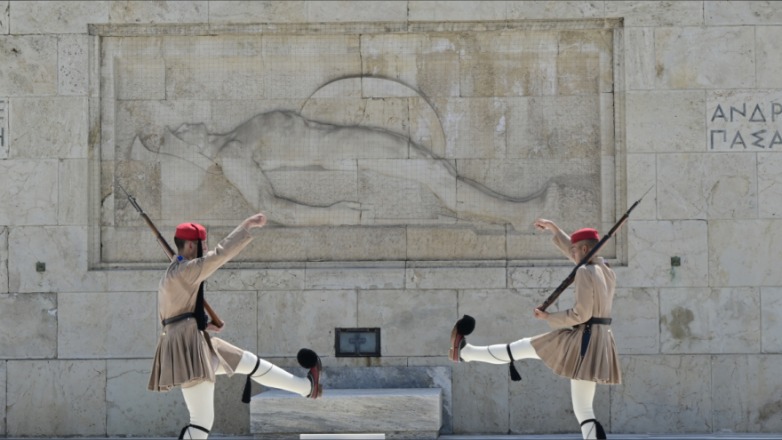 Από άσφαλτο σε μάρμαρο στο Μνημείο του Αγνώστου Στρατιώτη Από άσφαλτο σε μάρμαρο στο Μνημείο του Αγνώστου Στρατιώτη