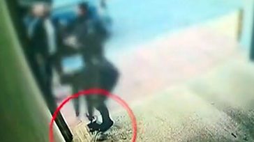 Θεσσαλονίκη: Αστυνομικός πέταξε το όπλο και τον εξοπλισμό του στο δρόμο μετά από καβγά με πολίτη