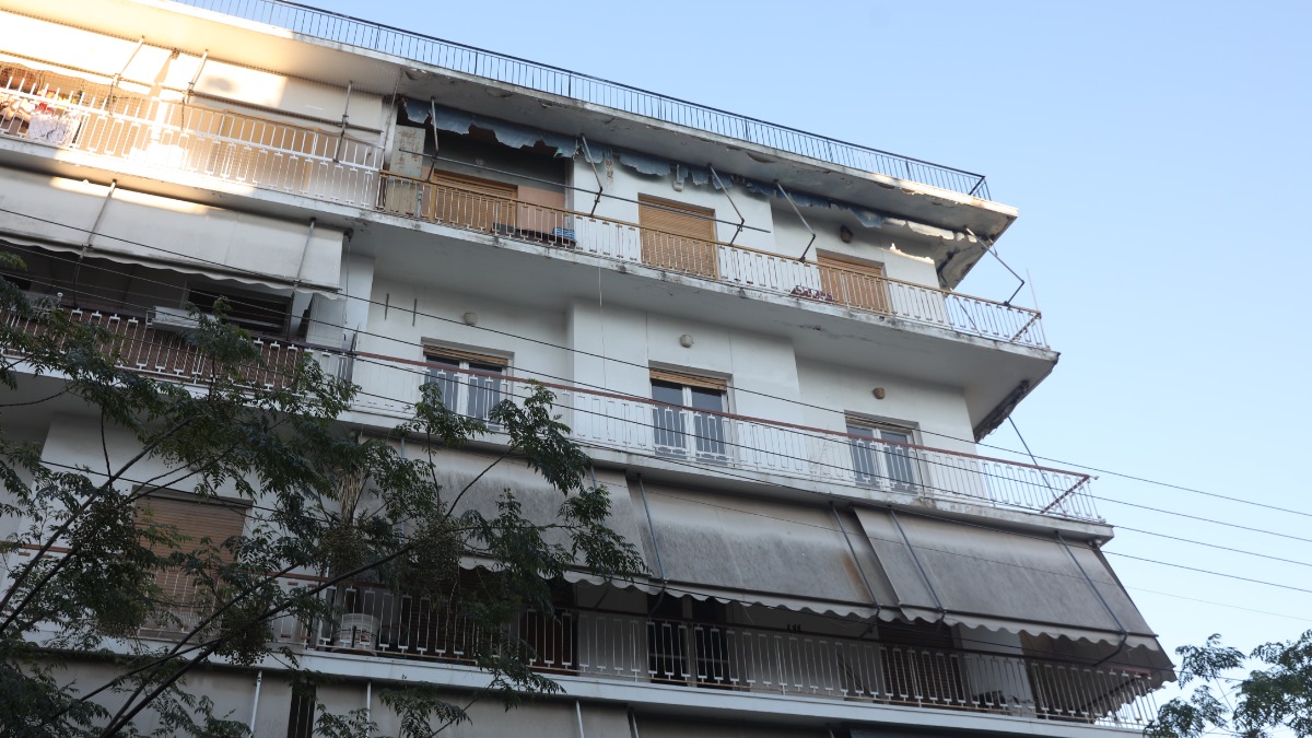 Συναγερμός στη Νίκαια: Εντοπίστηκαν χειροβομβίδες και παλαιός οπλισμός σε πολυκατοικία
