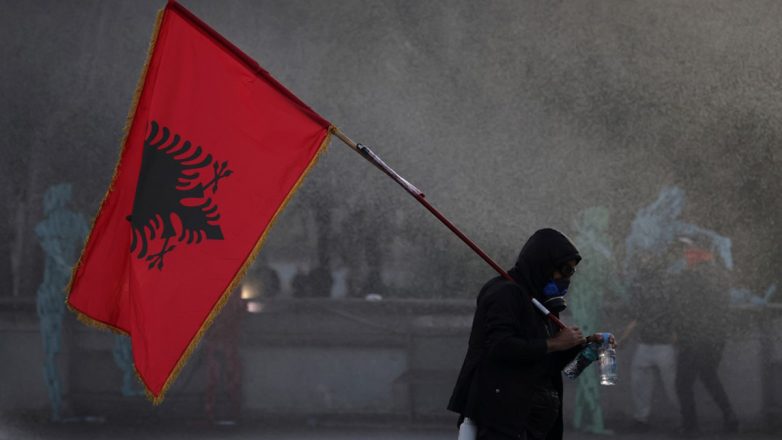 Στις φλόγες τα Τίρανα Στις φλόγες τα Τίρανα